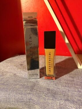 Anastasia Beverly Hills Luminous Foundation 260N